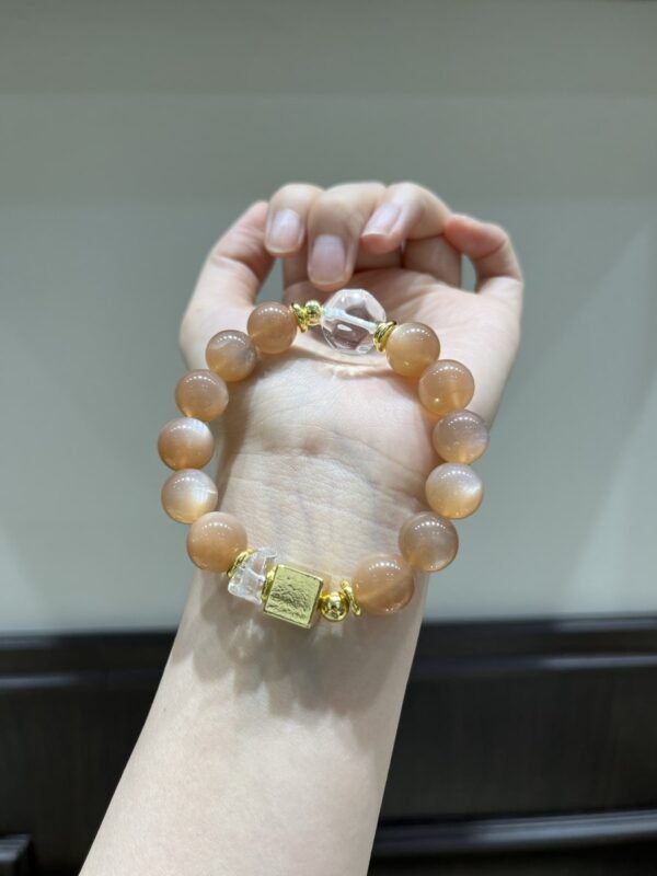 hc-0937-c3c289e8bebbcb102e2cd0e6431176f6.jpg Moonstone Bracelet NO. 0937
