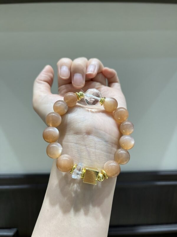 hc-0937-cdb4be7e287b3369f278c77d8e15bb7b.jpg Moonstone Bracelet NO. 0937